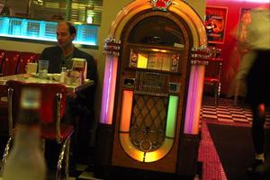 家具屋シンプルで使いやすいアジアン